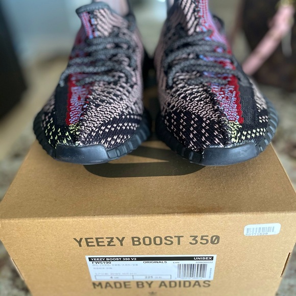 Yeezy Boost 350 V2, Size 4.5 men’s= 6 W - Brand Ne - Picture 1 of 3